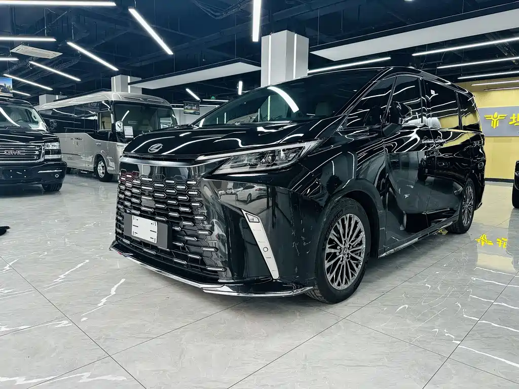 Lexus LM 0