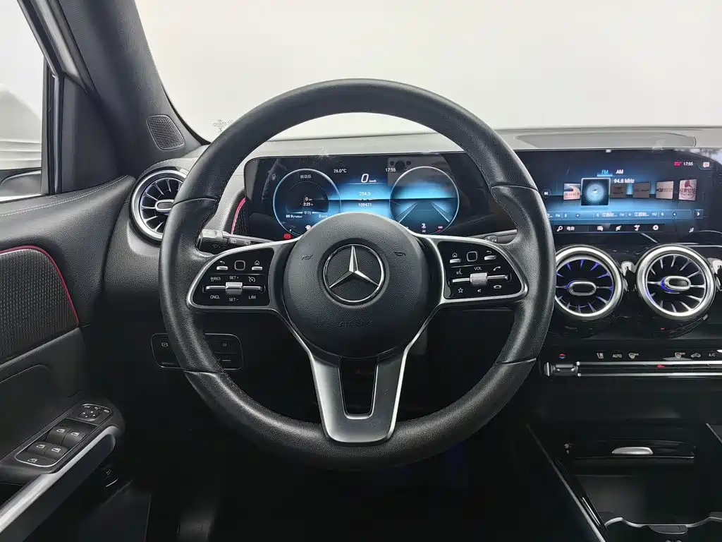 Mercedes-Benz GLB — миниатюра 11