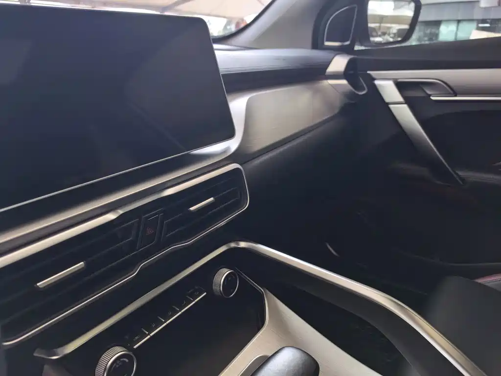 Geely Binyue — миниатюра 9