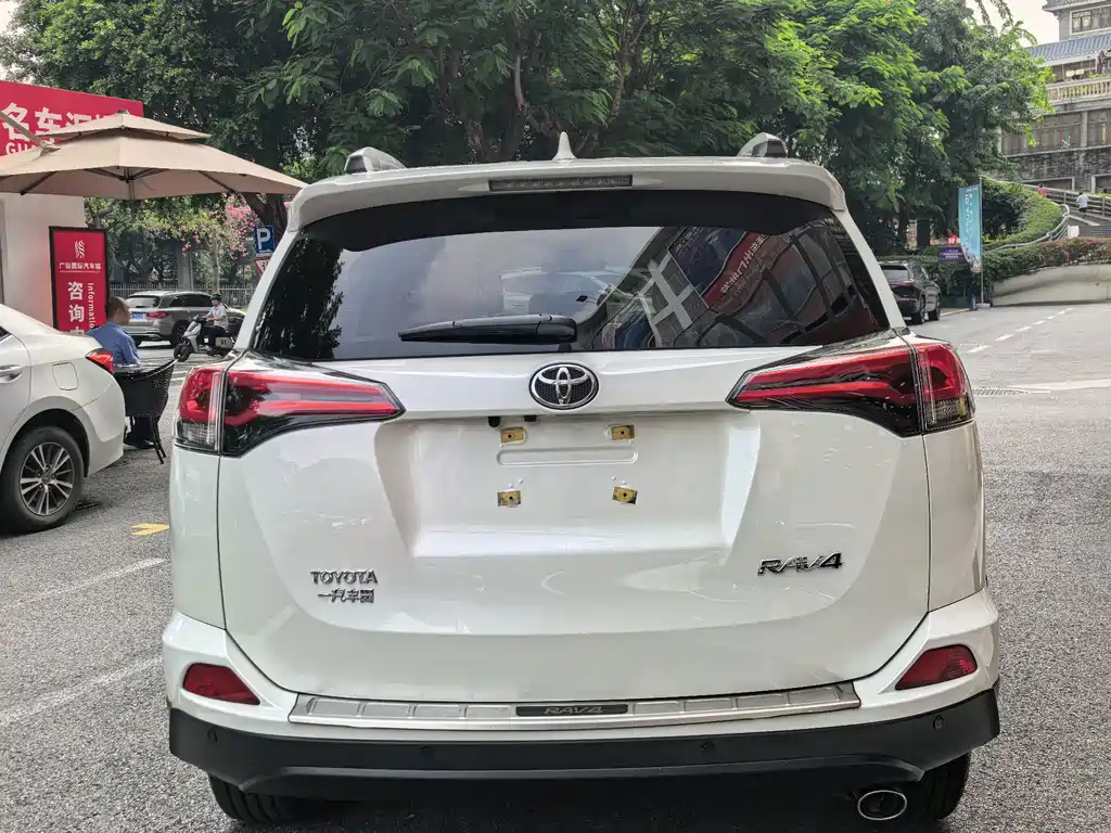 Toyota RAV4 — миниатюра 5
