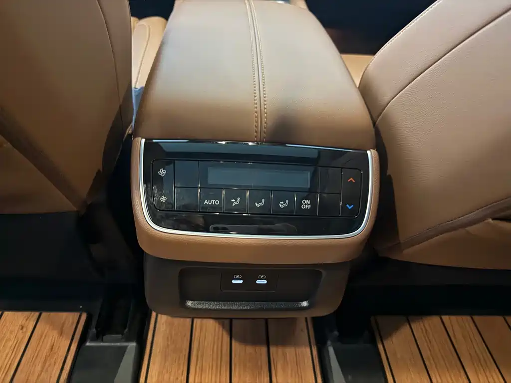 NISSAN EXPLORING THE LAND