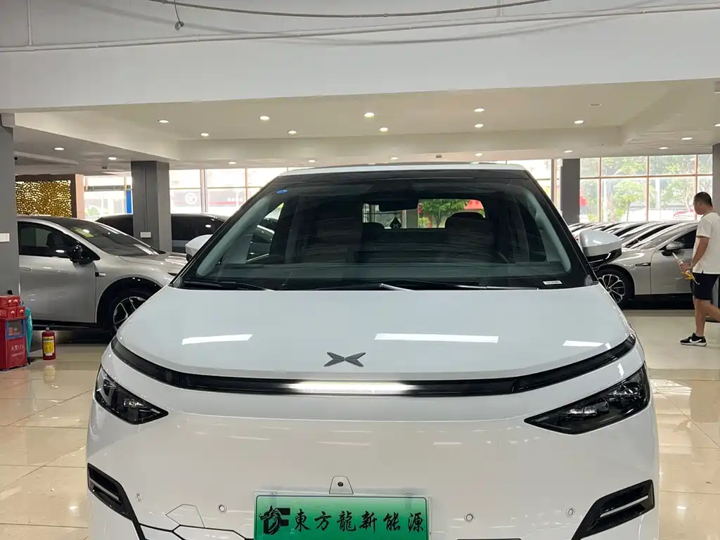 XPeng X9 — миниатюра 2