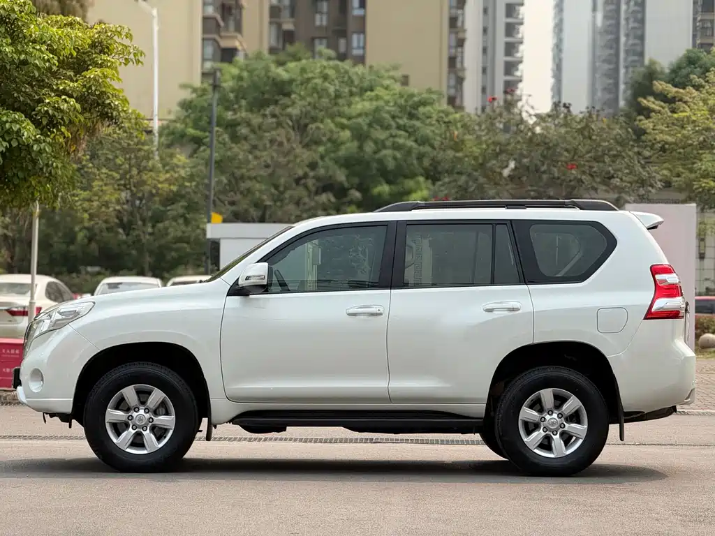 Toyota Land Cruiser Prado 2016 2.7L AT Standard