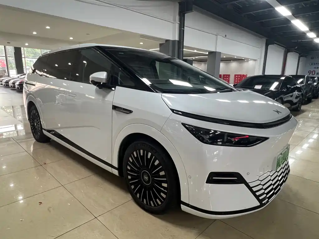 XPeng X9 — миниатюра 10
