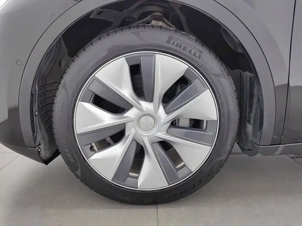 Tesla Model Y — миниатюра 17