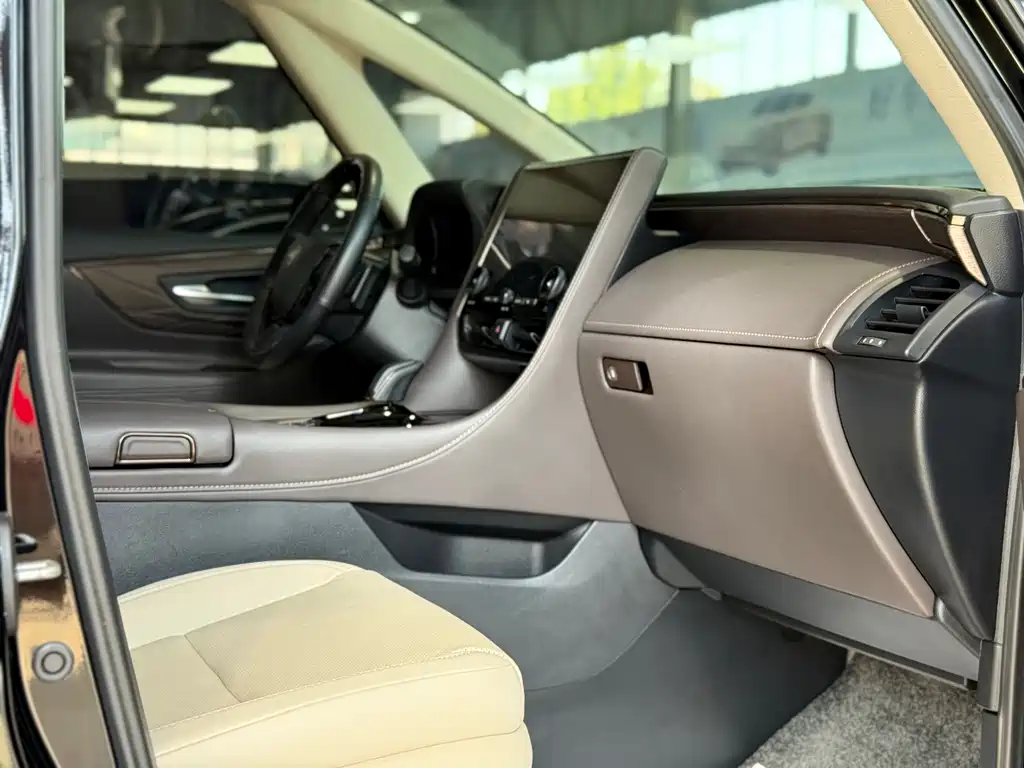 Toyota Alphard — миниатюра 11
