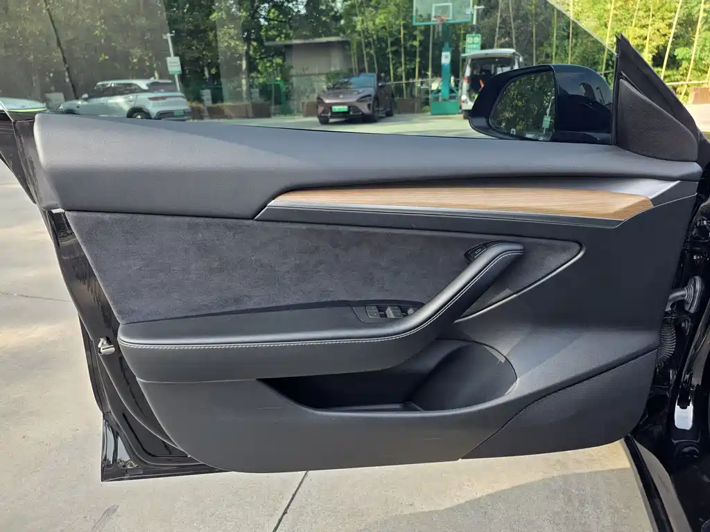 Tesla Model 3 — миниатюра 7
