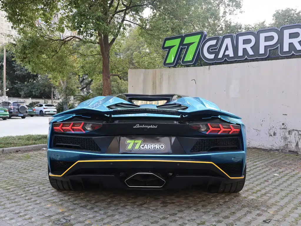 LAMBORGHINI AVENTADOR