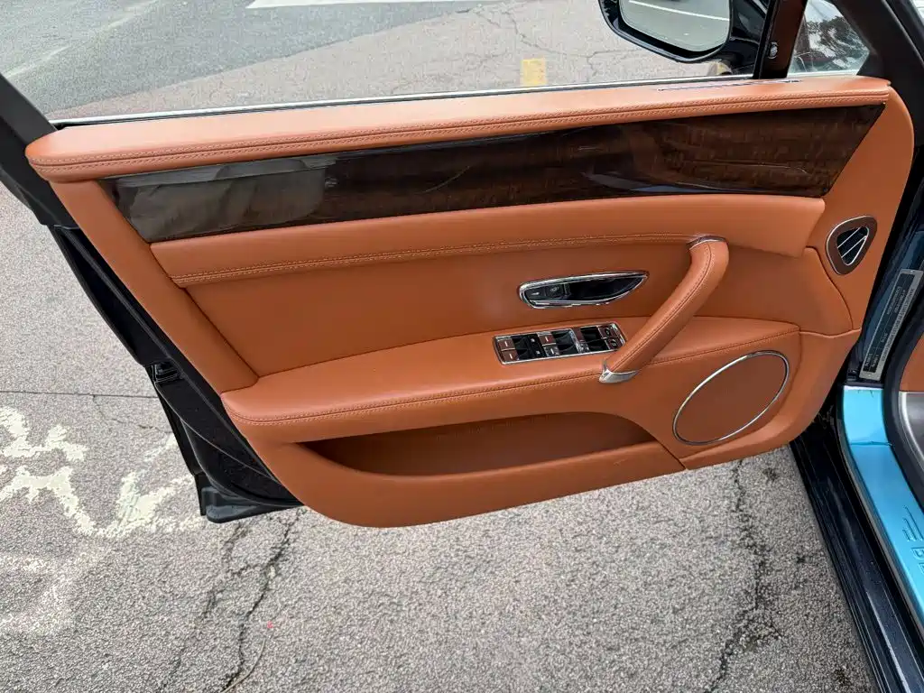 Bentley Flying Spur — миниатюра 6