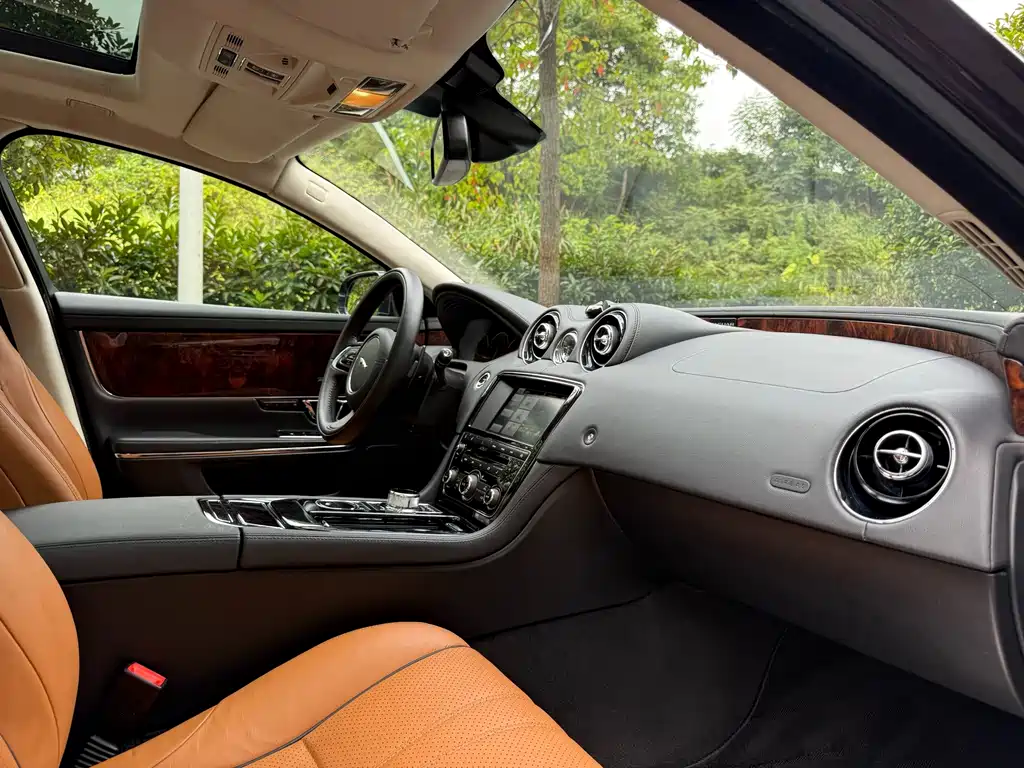 Jaguar XJ — миниатюра 8