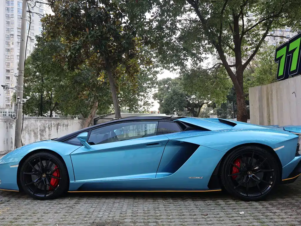 LAMBORGHINI AVENTADOR