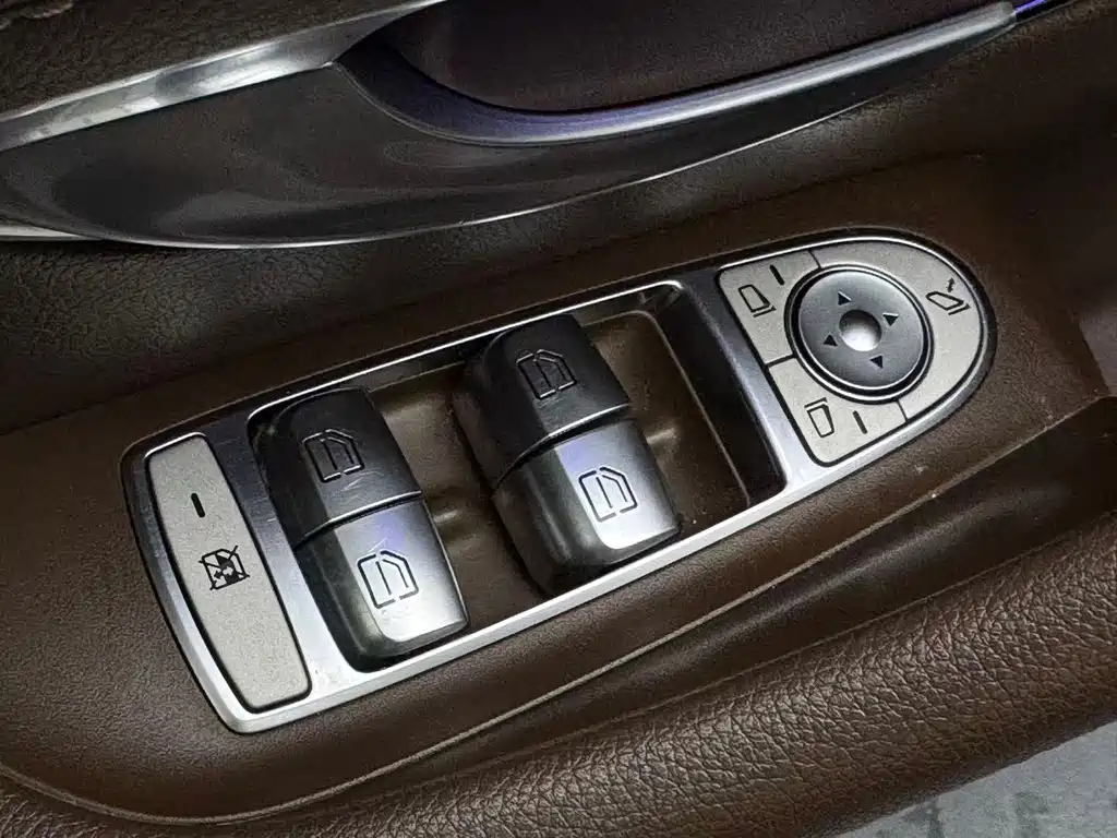 Mercedes-Benz E-Class — миниатюра 12