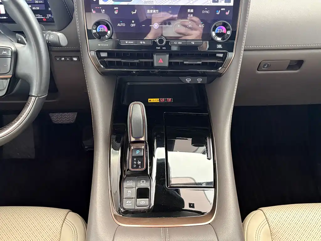 Toyota Alphard — миниатюра 10