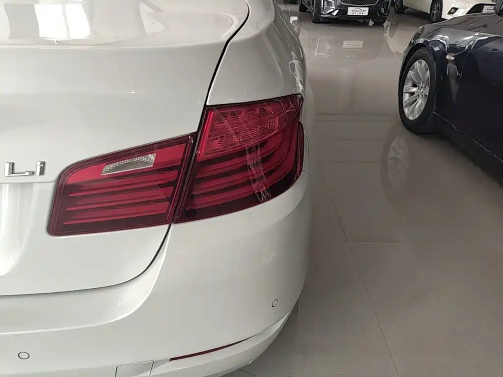 BMW 5 Series — миниатюра 8
