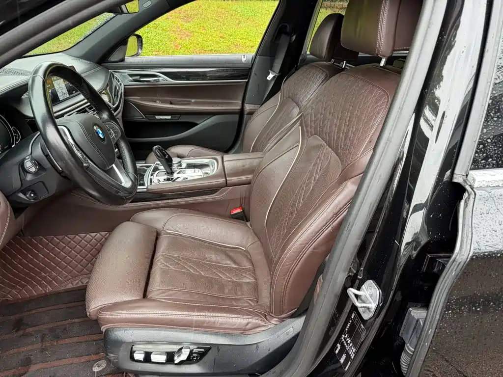 BMW 7 Series — миниатюра 8