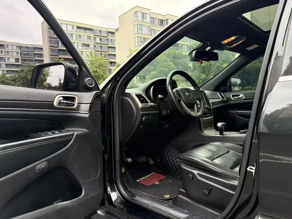 Jeep Grand Cherokee (Import) — миниатюра 13