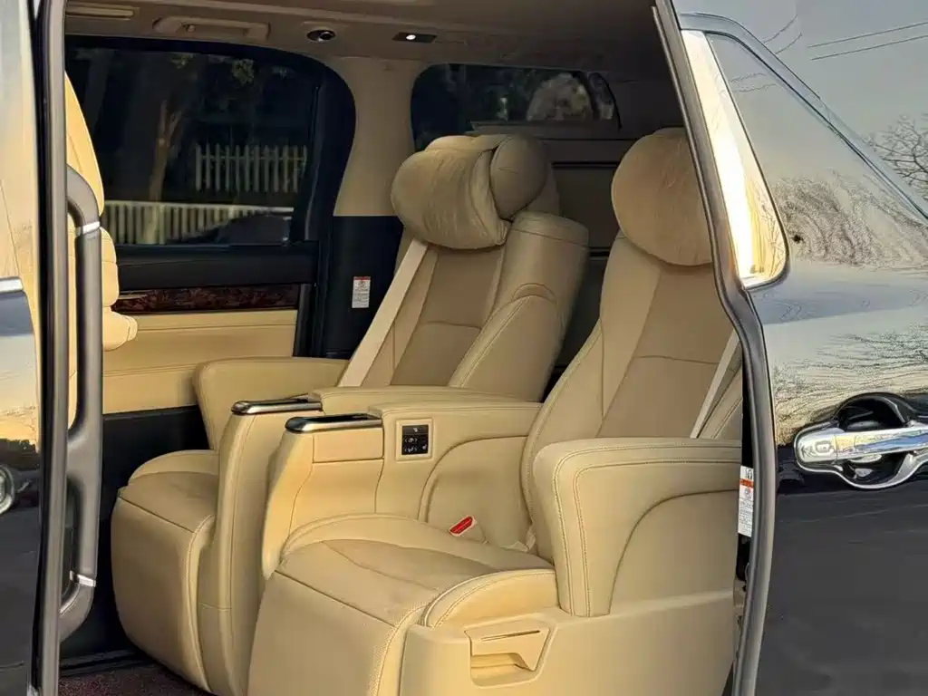 Toyota Alphard — миниатюра 6
