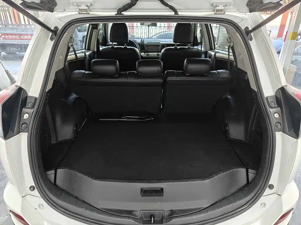 Toyota RAV4 — миниатюра 7