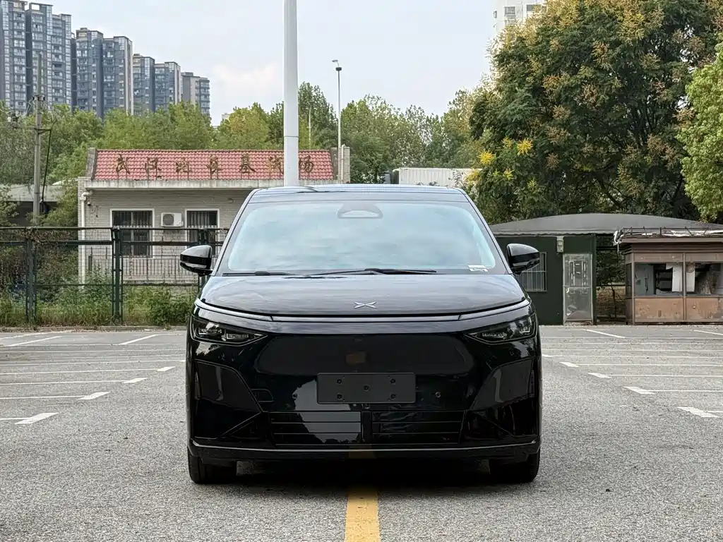 XPeng X9 — миниатюра 2
