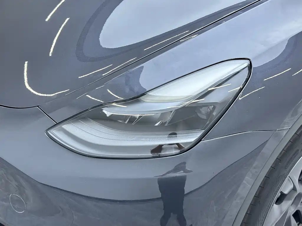Tesla Model Y — миниатюра 17