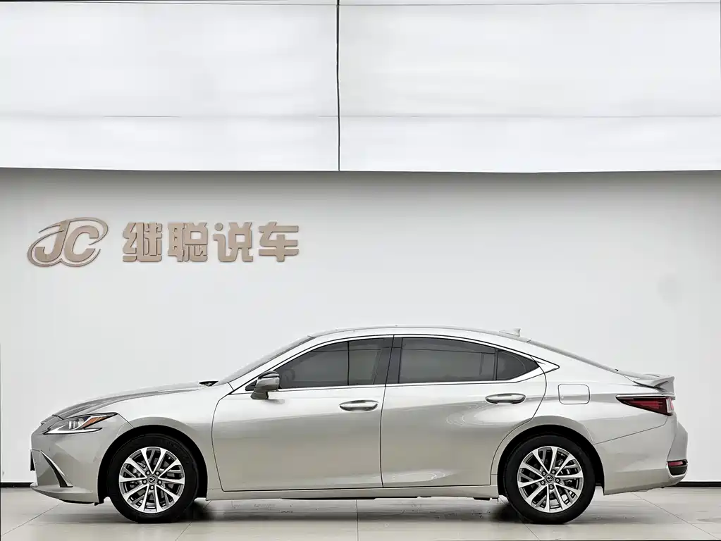 Lexus ES 2022 300h
