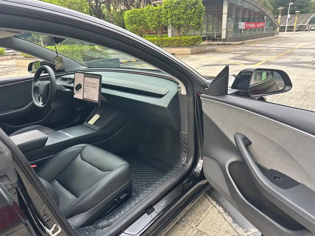 Tesla Model 3 — миниатюра 12