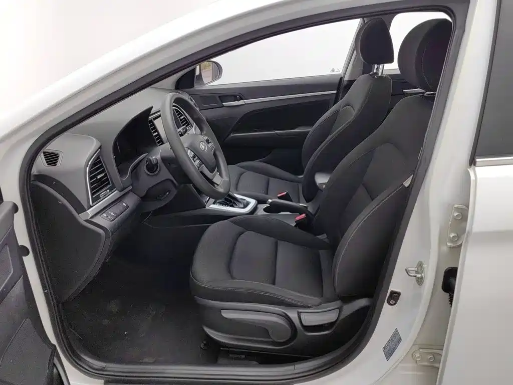 Hyundai Elantra — миниатюра 10