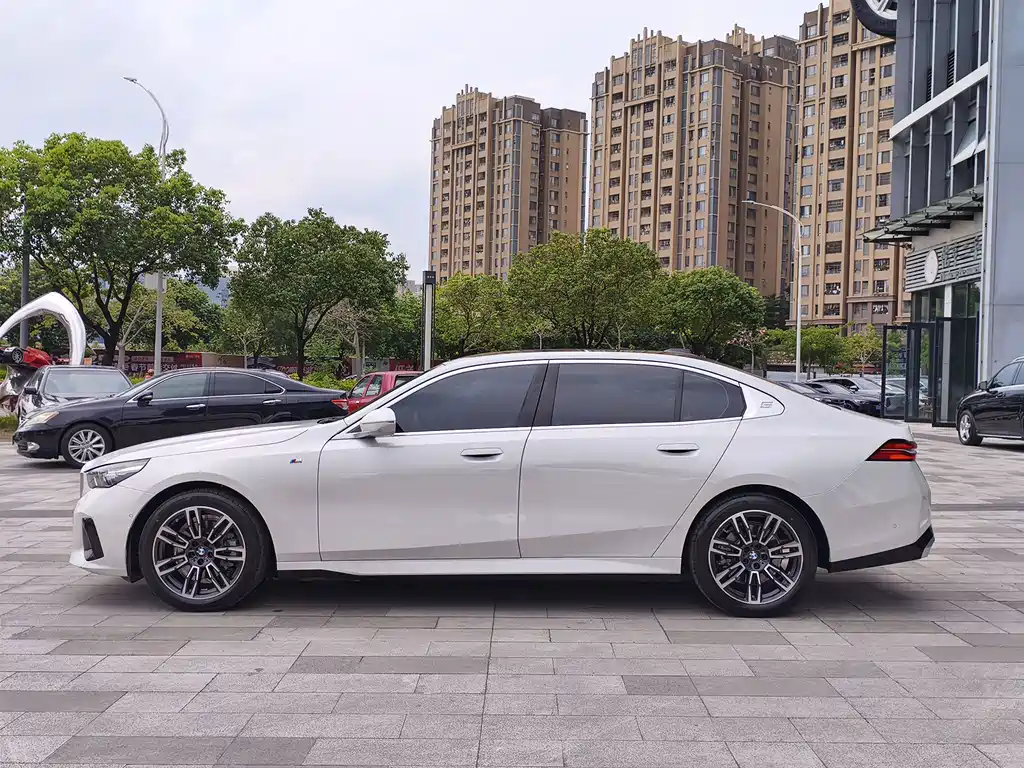 BMW 5 Series — миниатюра 4