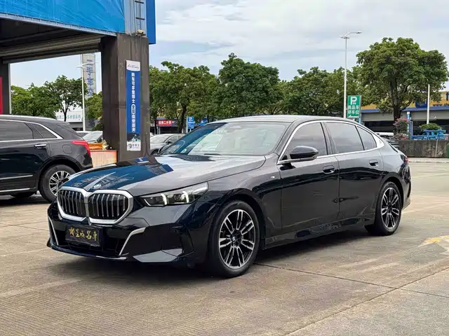 BMW 5-Series 2024 530 Li Leading M — фото 1