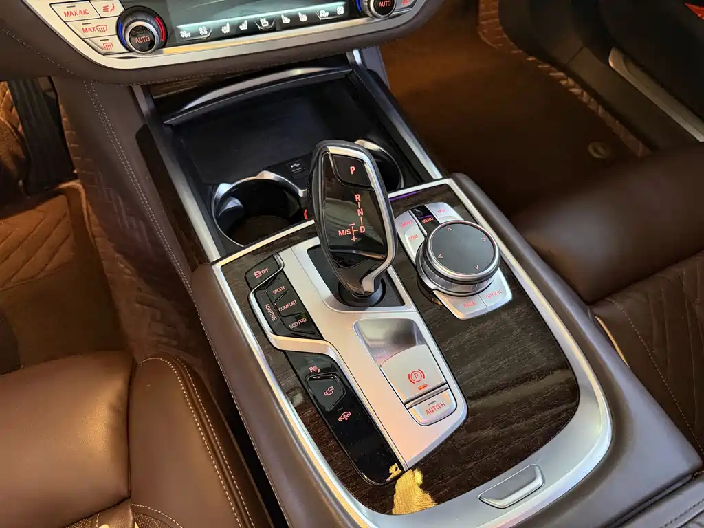 BMW 7 Series — миниатюра 13
