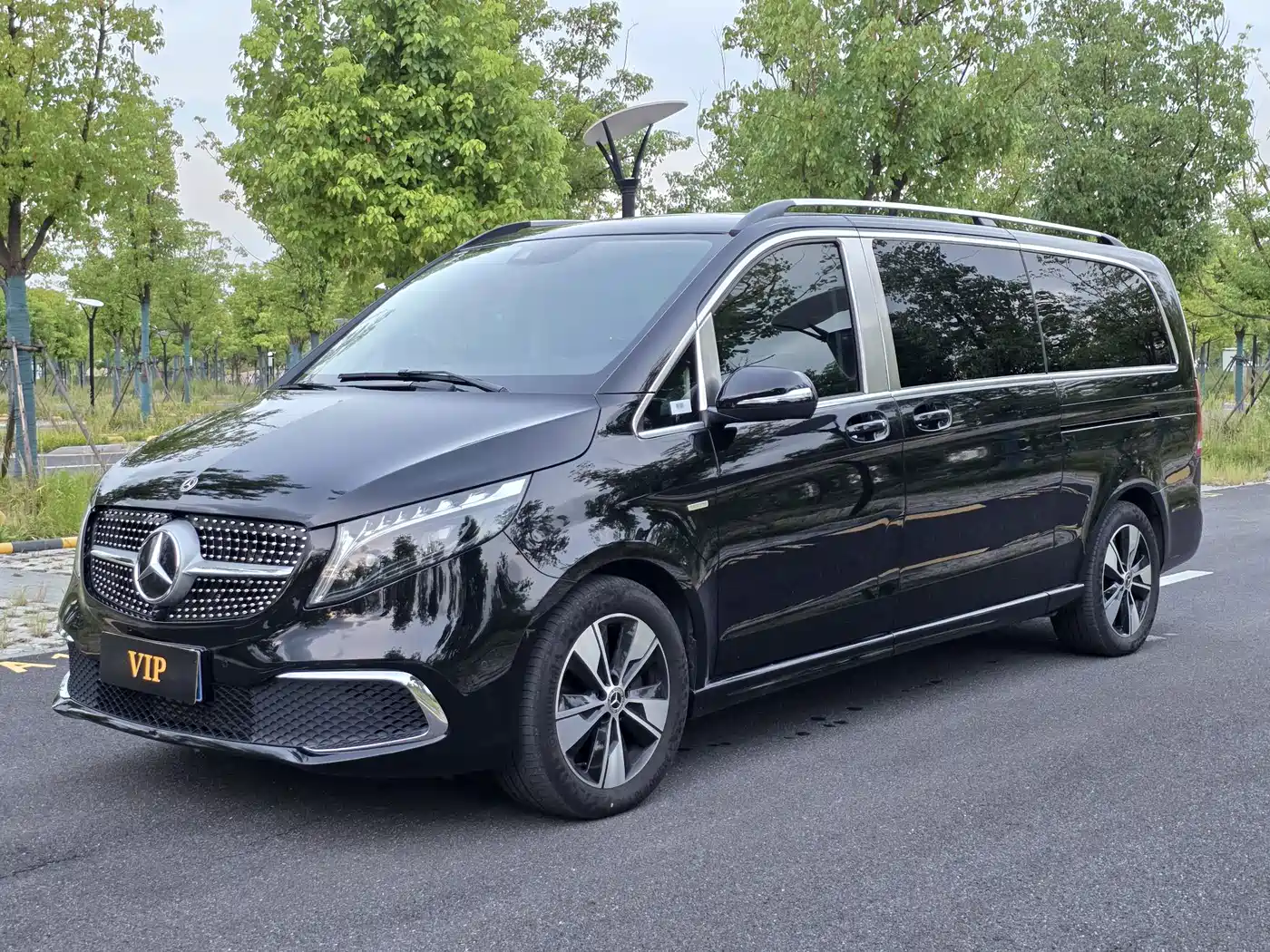 奔驰V级 2022款 V 260 L 长轴距尊贵版 2023