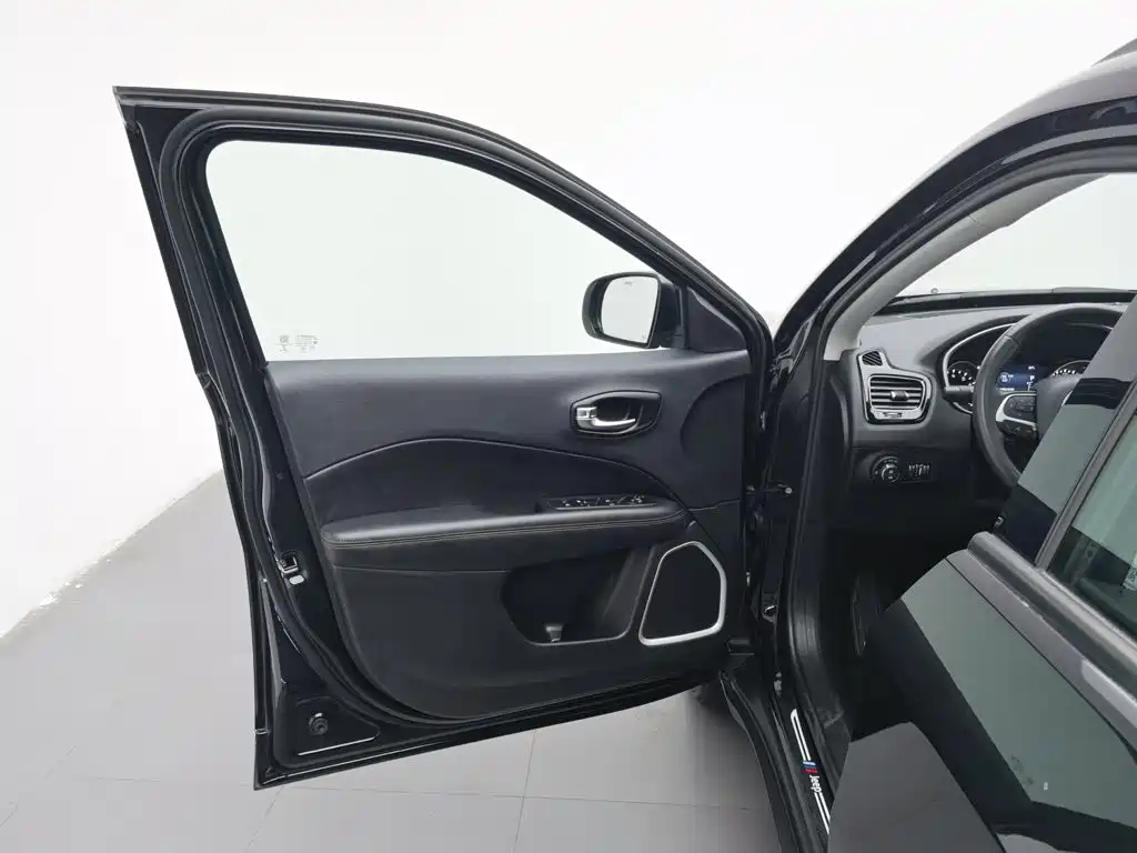 Jeep Compass — миниатюра 8