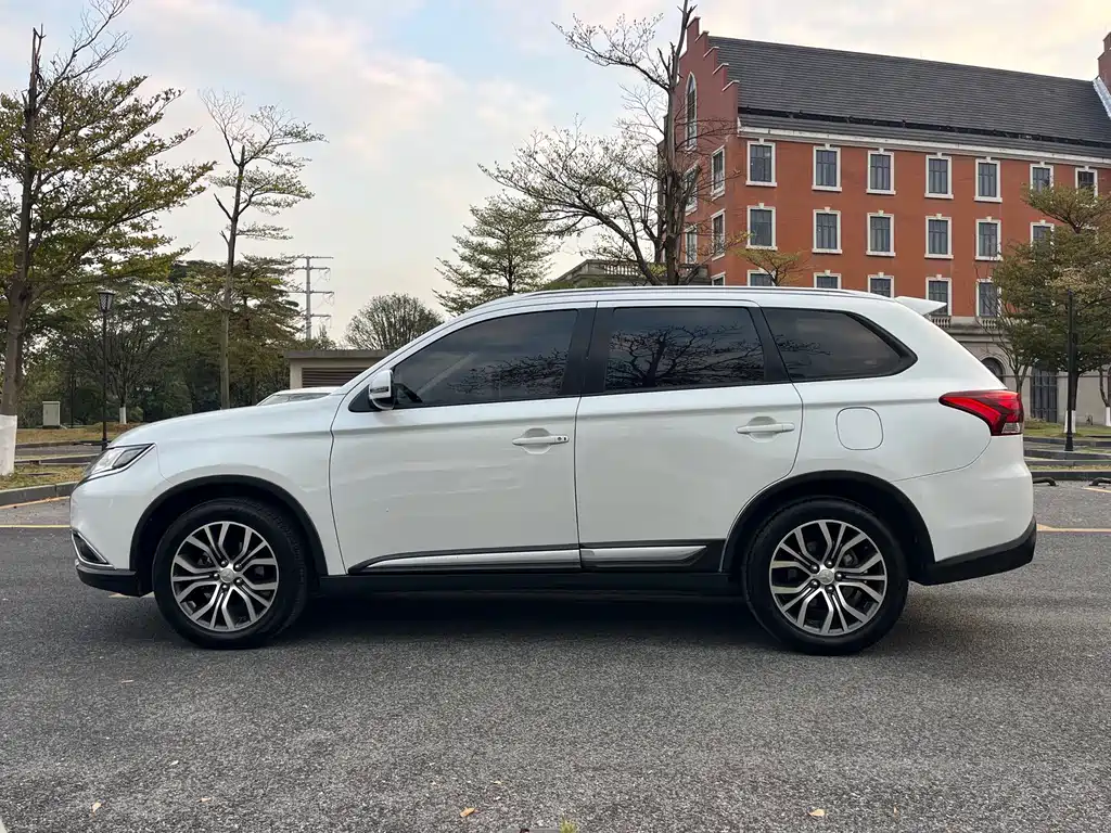 MITSUBISHI OUTLANDER