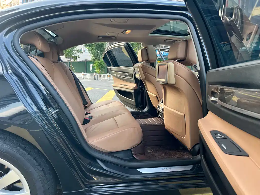 BMW 7 Series — миниатюра 17