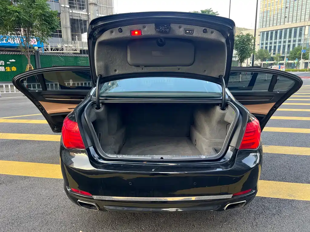 BMW 7 Series — миниатюра 18