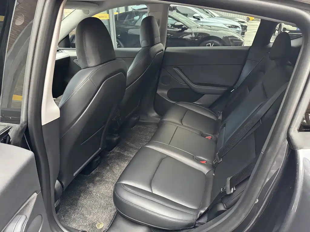 Tesla Model Y — миниатюра 9