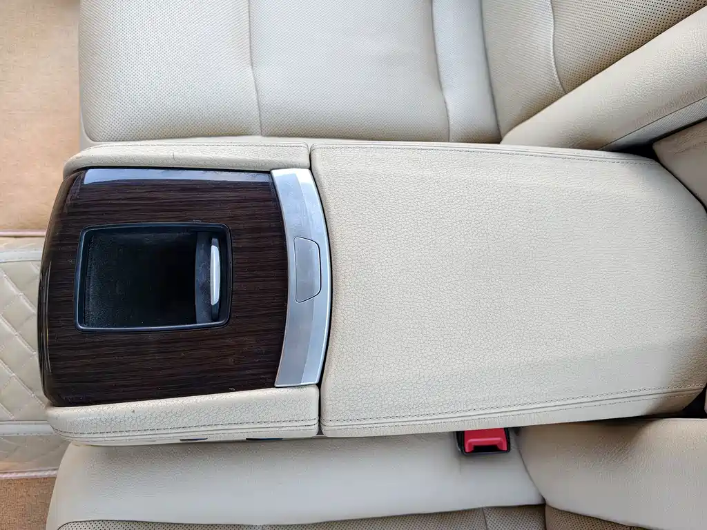 BMW 7 Series — миниатюра 23