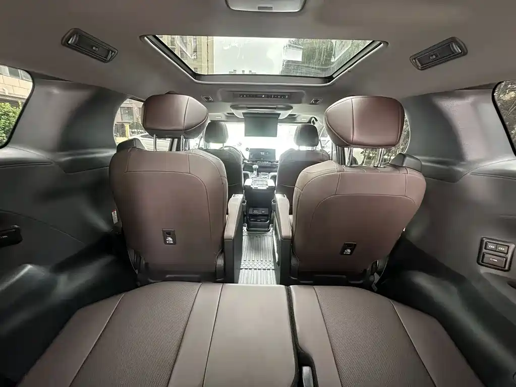 Toyota Granvia — миниатюра 8