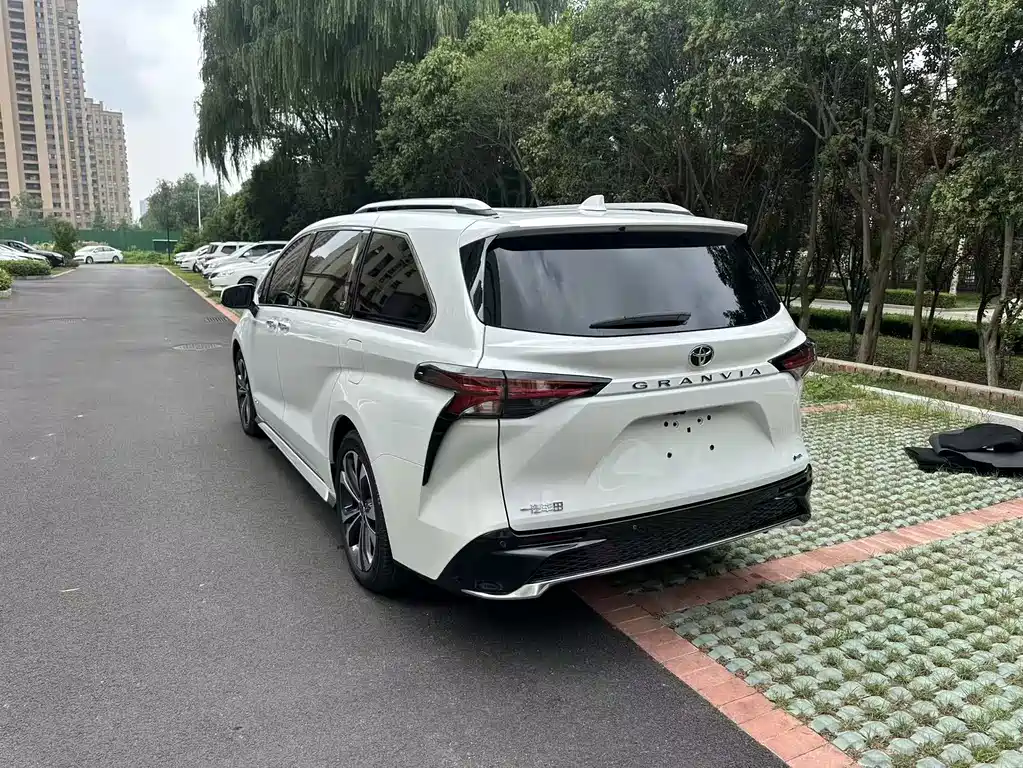 Toyota Granvia — миниатюра 4