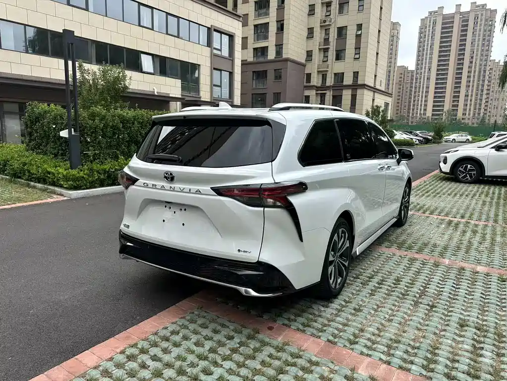 Toyota Granvia — миниатюра 5