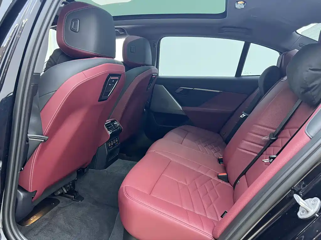 BMW 5 Series — миниатюра 8