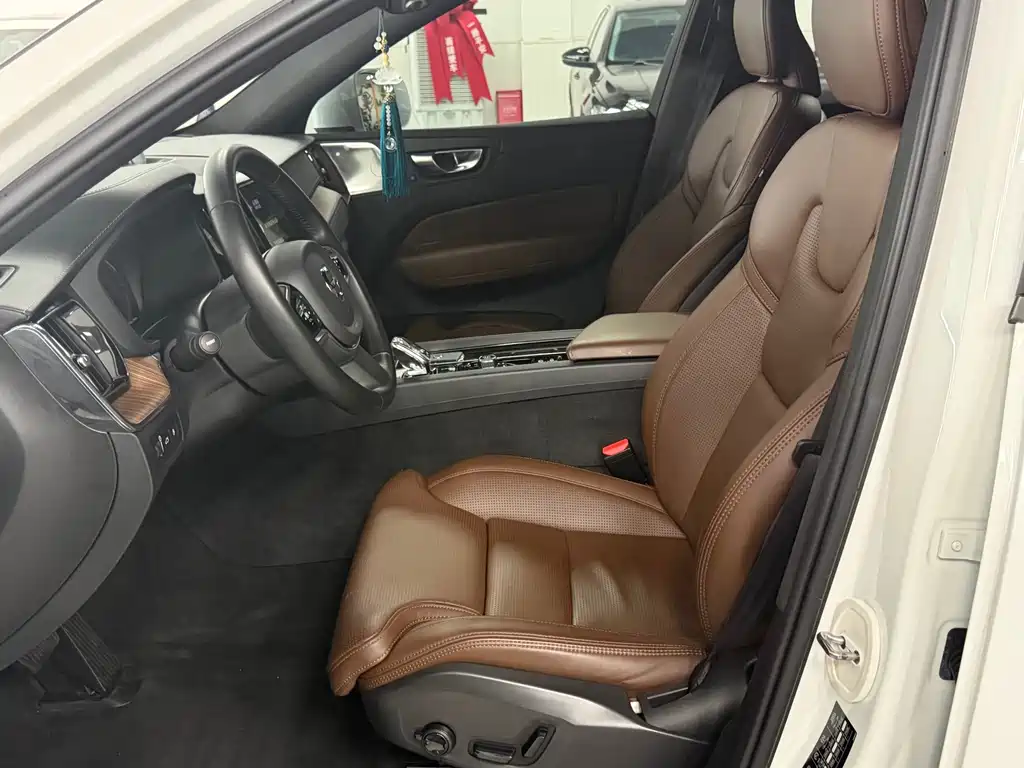 Volvo XC60 PHEV — миниатюра 7