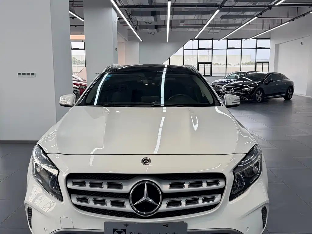 MERCEDES-BENZ GLA