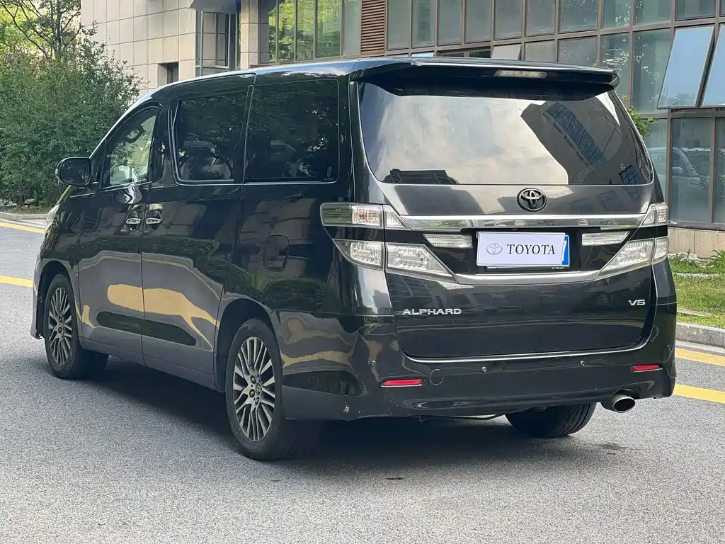 Toyota Alphard — миниатюра 3