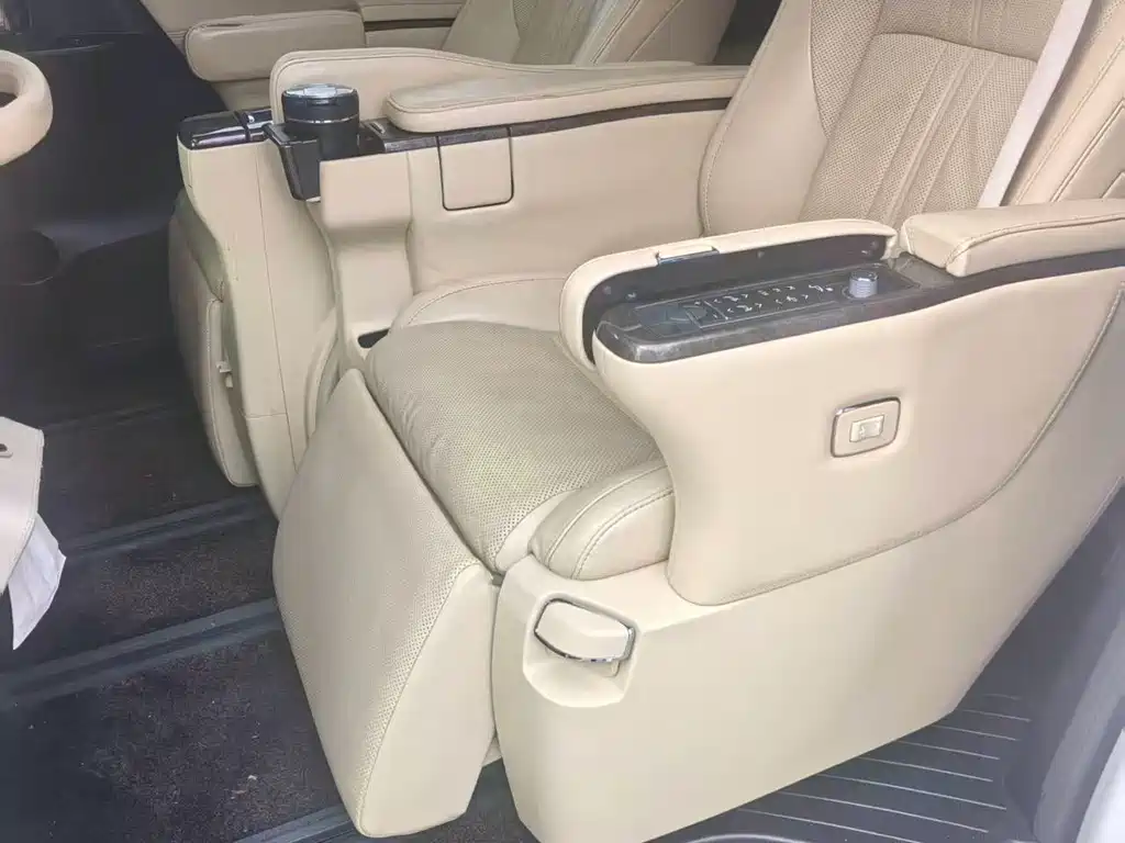 Toyota Alphard — миниатюра 7