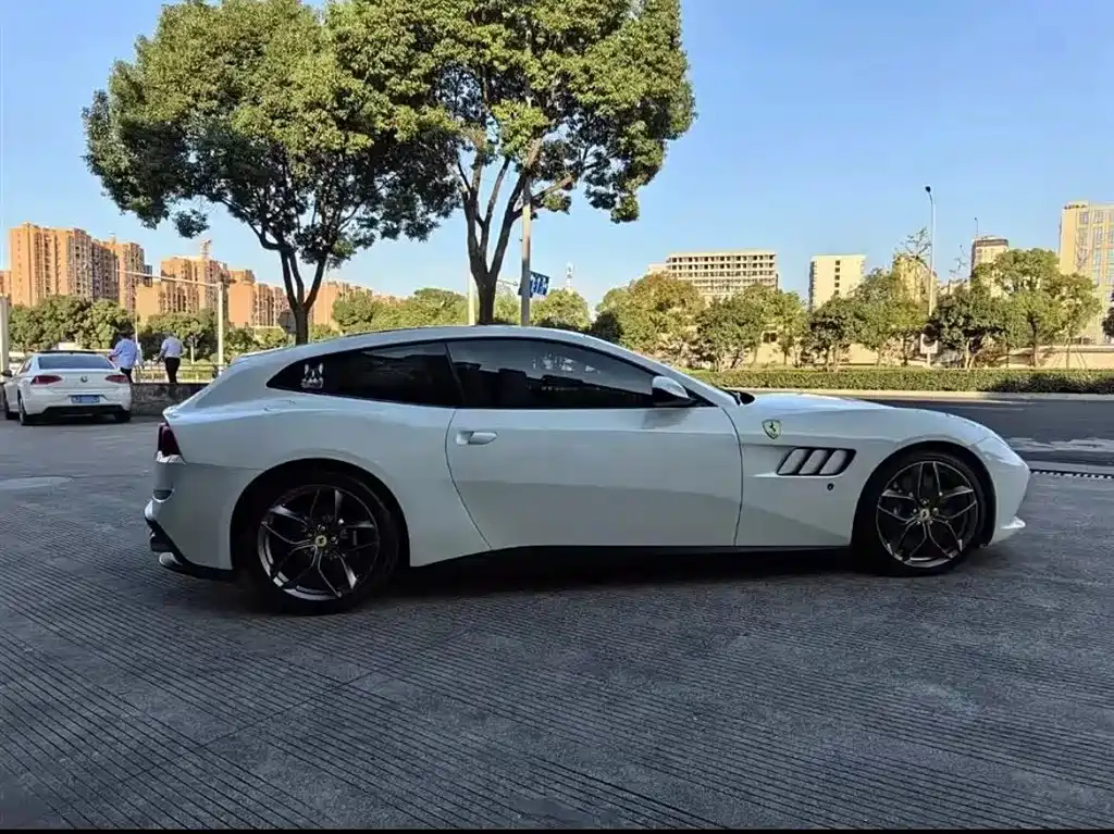 Ferrari GTC4Lusso — миниатюра 2