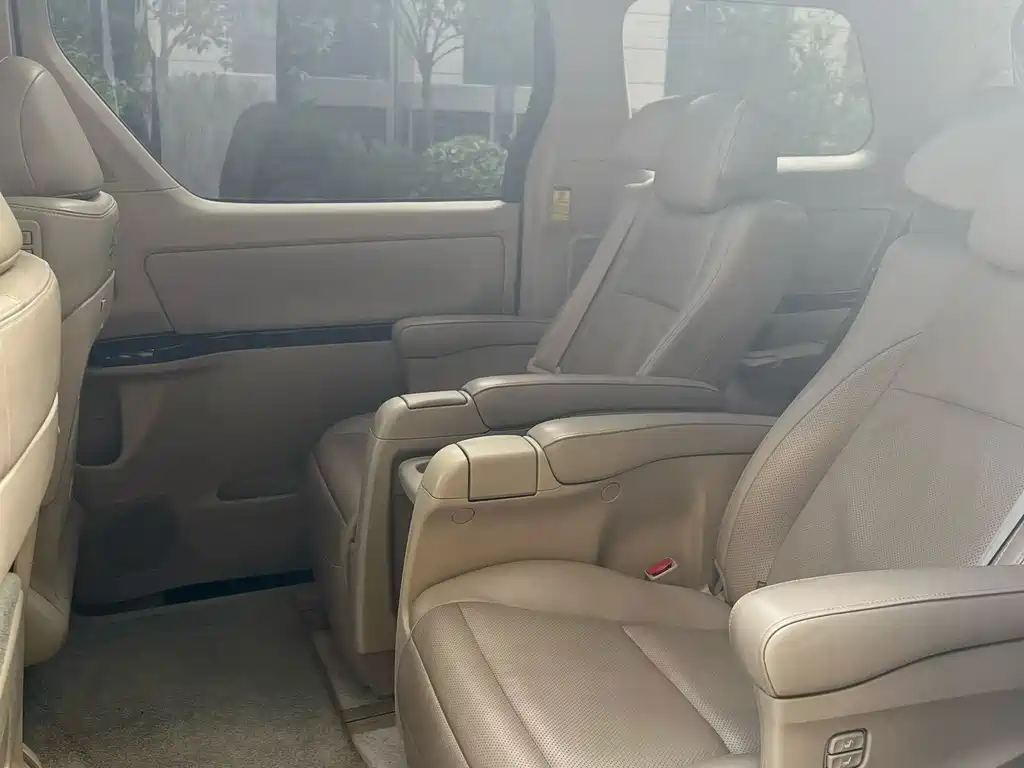 Toyota Alphard — миниатюра 7