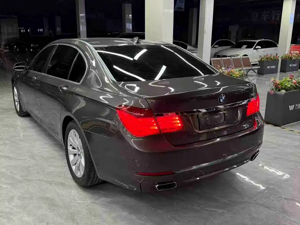 BMW 7 Series — миниатюра 6