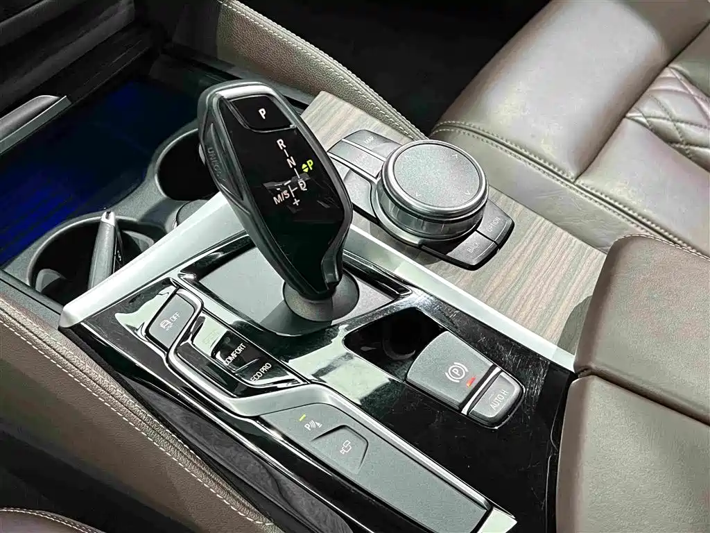 BMW 5 Series — миниатюра 12