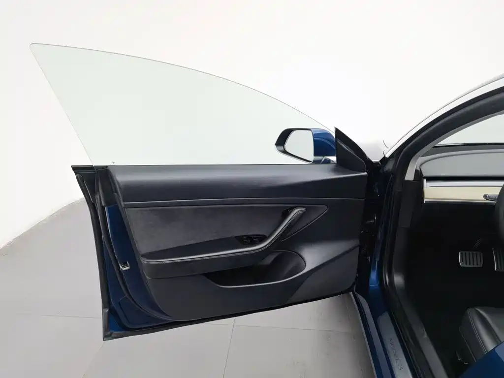 Tesla Model 3 — миниатюра 8